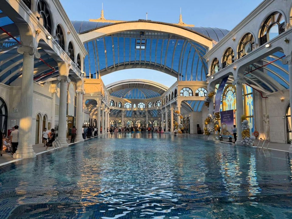 Bể bơi pha lê tại Vinhomes Vũ Yên sở hữu kiến trúc mái kính – Tuyệt tác giao hòa giữa ánh sáng và nghệ thuật sống