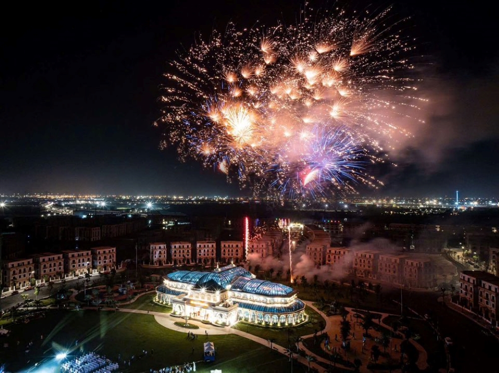 Chính thức khai trương bể bơi bốn mùa tại Vinhomes Royal Island - Trải nghiệm sống bốn mùa đẳng cấp